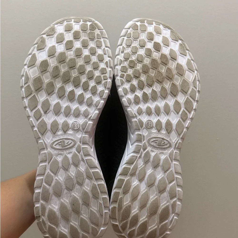 Black Athletic Works Women’s Bungee Slip On Sneakers (Size 8.5) - Picture 6 of 6